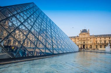 Büyük cam piramit ve Louvre Müzesi ana avlu