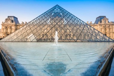 Büyük cam piramit ve Louvre Müzesi ana avlu