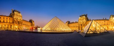 Büyük cam piramit ve Louvre Müzesi ana avlu