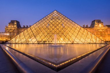 Büyük cam piramit ve Louvre Müzesi ana avlu