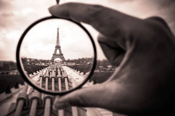 PARÍS - 15 DE MARZO: Torre Eiffel brillantemente iluminada al atardecer — Foto de Stock