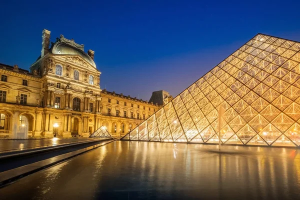 大型玻璃金字塔和卢浮宫博物馆主要的庭院 — 图库照片