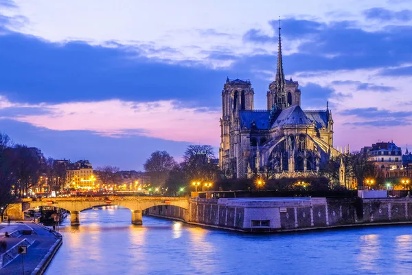 Notre Dame at the river Seine during twilight, Paris, France — Stock Photo, Image