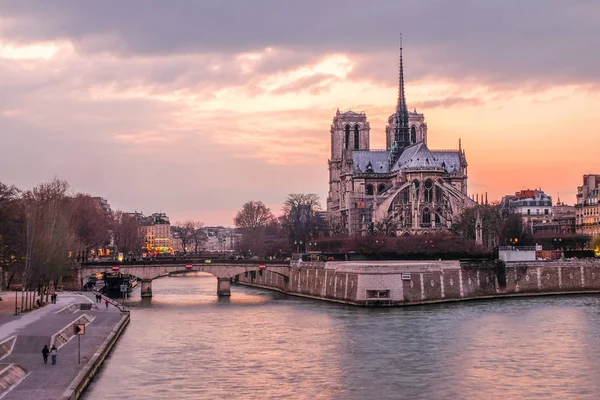 在塞纳河期间暮光之城、 巴黎、 法国的巴黎圣母院 — 图库照片