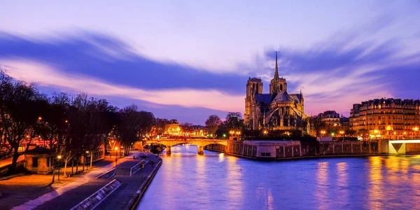 在塞纳河期间暮光之城、 巴黎、 法国的巴黎圣母院 — 图库照片