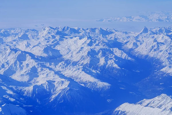 Vysoké hory pokryté sněhem — Stock fotografie