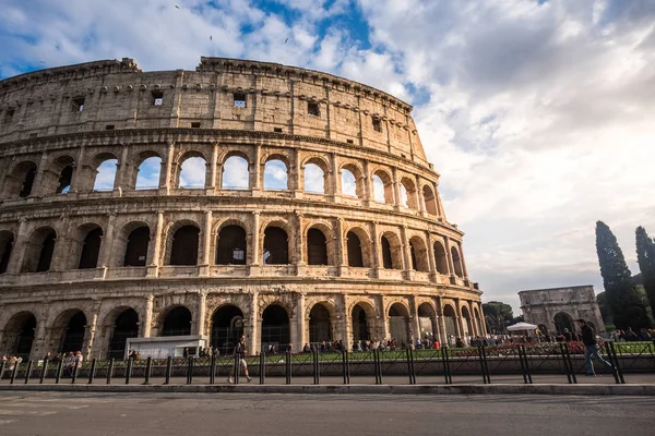 Roma - 23 Mart 2015: Colosseum (Coliseum) olarak da bilinen inci — Stok fotoğraf