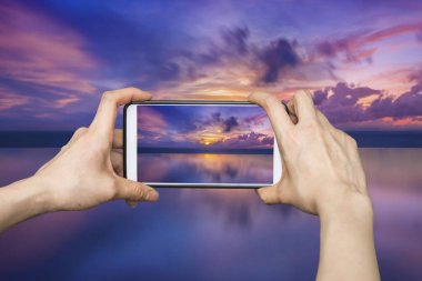 Sunset Beach, Phuke mobil akıllı telefon üzerinde resimleri alarak kız