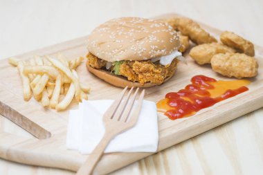 büyük hamburger, tavuk nuggets ve patates kızartması