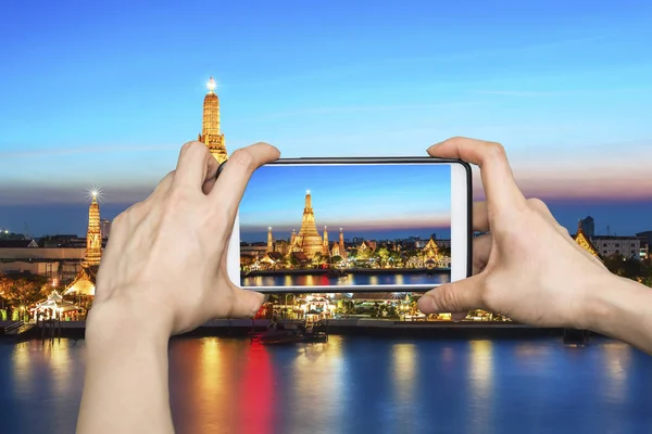 Wat Arun, mobil akıllı telefon üzerinde resimleri alarak kız bangkok, 