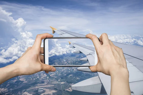 Ragazza scattare foto su smartphone cellulare in aereo immagine del — Foto Stock