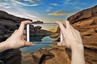 Resimleri mobil akıllı telefon dağ taş yay çizecek şekilde alarak kız
