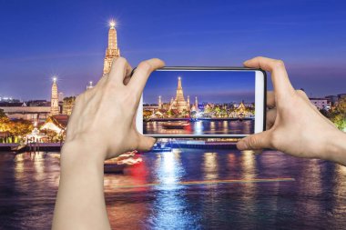 Wat Arun, mobil akıllı telefon üzerinde resimleri alarak kız bangkok, 