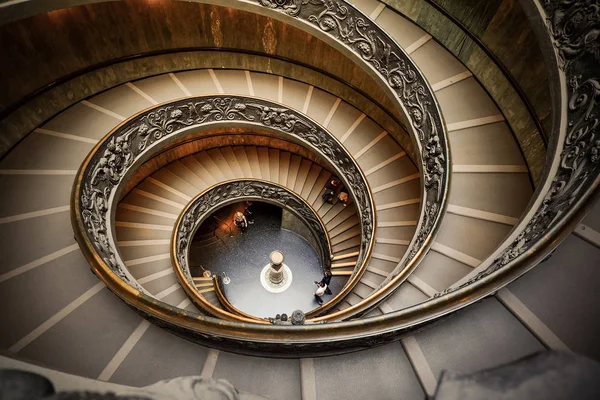 VATICANO - 24 DE MARÇO: Escadas em espiral dos Museus do Vaticano no Vaticano em 24 de MARÇO de 2015 em Roma, Itália . — Fotografia de Stock