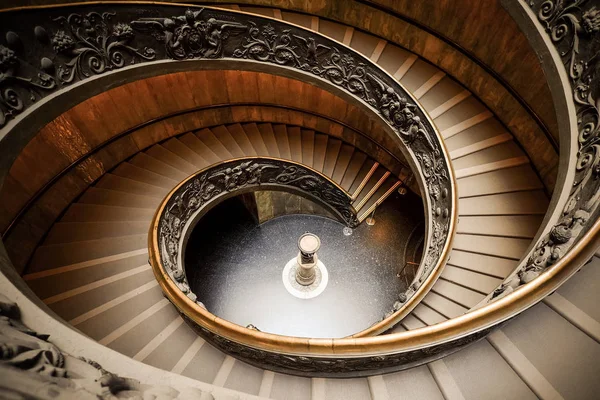 Vatikan - 24 Mart: Roma, İtalya için 24 Mart 2015 tarihinde Vatikan Vatikan müzesine sarmal merdiven. — Stok fotoğraf
