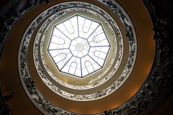 Vatikan - 24 Mart: Roma, İtalya için 24 Mart 2015 tarihinde Vatikan Vatikan müzesine sarmal merdiven. — Stok fotoğraf