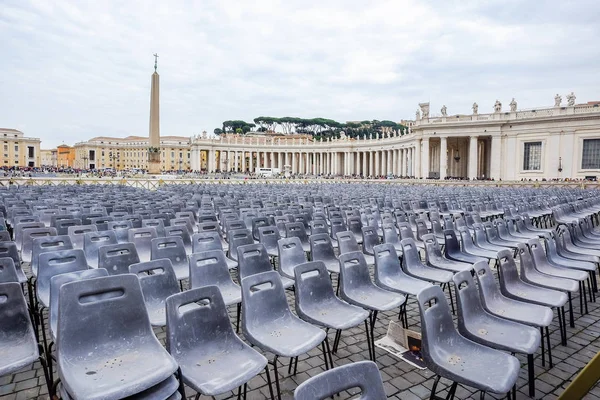 Várias fileiras de assentos pretos. Vaticano — Fotografia de Stock