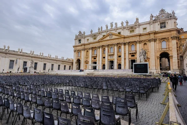 Várias fileiras de assentos pretos. Vaticano — Fotografia de Stock