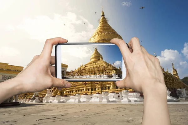 Mädchen fotografiert mit Handy in shwezigon Pagode, m — Stockfoto