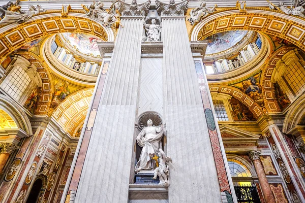 ROMA - 25 de março de 2015: Interior de São Pedro no Vaticano em 25 de março de 2015 em Roma, Itália. Basílica de São Pedro até recentemente foi considerada a maior igreja cristã do mundo . — Fotografia de Stock