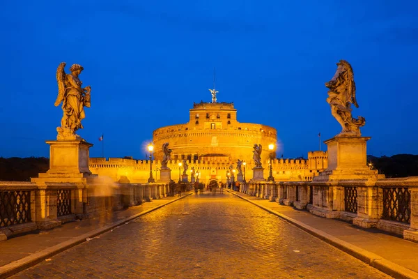 Vista do Mausoléu de Adriano, Castelo de Santo Ângelo, Castel Sant 'Angelo (Castelo do Santo Anjo) da Ponte Sant' Angelo, em Roma, Itália, com luz azul do céu . — Fotografia de Stock