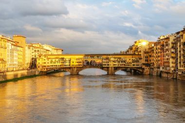 Florence, Ponte Vecchio bakış, güneşli bir gün.