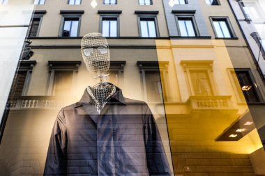 siyah gözlüklü görünmez adam portresi