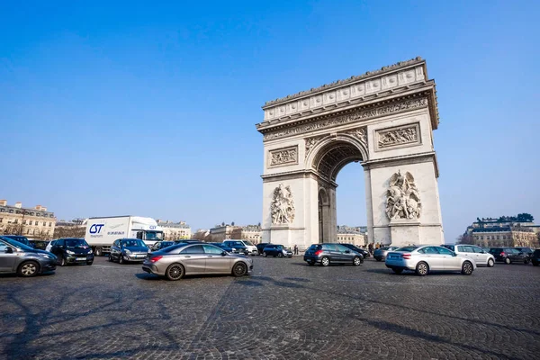 PARÍS - 20 DE MARZO: Vista del Arco del Triunfo y atasco de tráfico — Foto de Stock