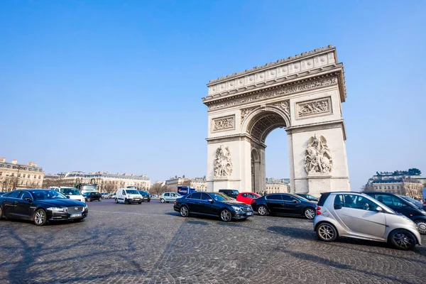 PARIS - MARCH 20: view of the Arc de Triomphe and traffic jam on — Stock Photo, Image