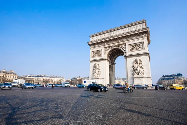 PARIS - MARCH 20: view of the Arc de Triomphe and traffic jam on — Stock Photo, Image