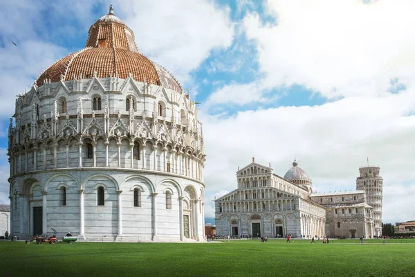Uitzicht op de kathedraal van Pisa in Pisa, Ital — Stockfoto