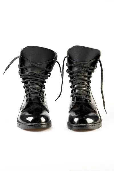 Černé kožené vojenské boty na bílém pozadí — Stock fotografie