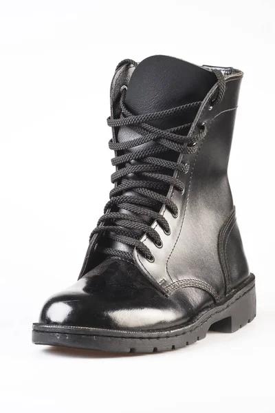 Stivali militari in pelle nera su sfondo bianco — Foto Stock