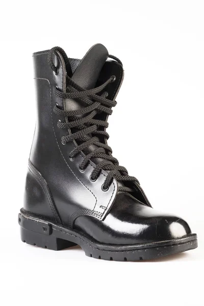 Černé kožené vojenské boty na bílém pozadí — Stock fotografie