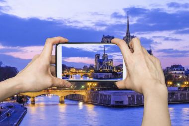 Mobil akıllı telefon içinde Notre Dame'da resimleri alarak kız 