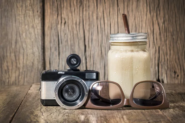 木材の背景にヴィンテージの瓶にミルクとコーヒーをアイス — ストック写真