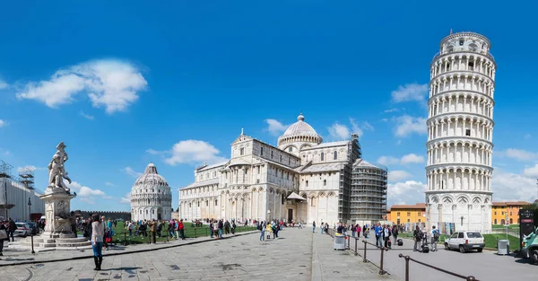 Pisa, İtalya - 27 Mart: Dış görünümlerini ünlü binalar o — Stok fotoğraf