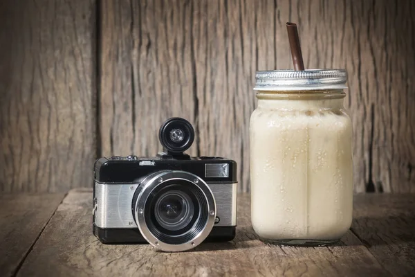 Iskallt kaffe med mjölk i vintage burk på trä bakgrund — Stockfoto