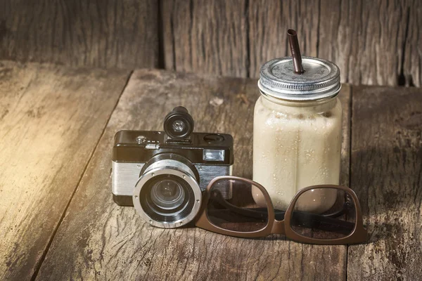 木材の背景にヴィンテージの瓶にミルクとコーヒーをアイス — ストック写真