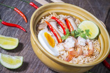 Tay gıda tarzı noodle, tom yum kung ahşap arka plan üzerinde