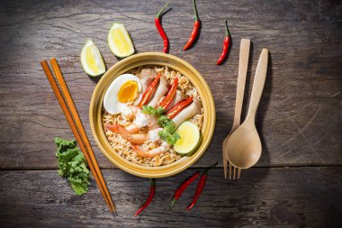 Tay gıda tarzı noodle, tom yum kung ahşap arka plan üzerinde