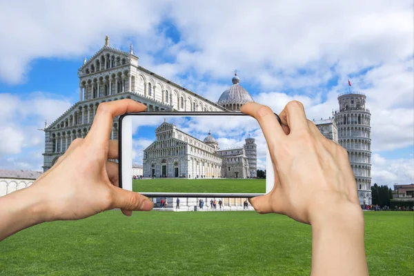 Pisa Cathedral mobil akıllı telefon üzerinde resimleri alarak kız