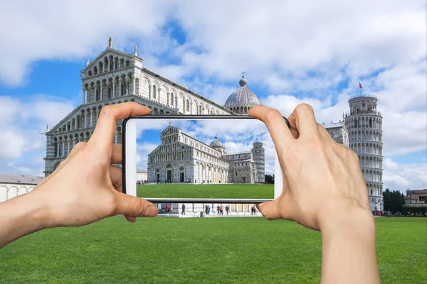 Pisa Cathedral mobil akıllı telefon üzerinde resimleri alarak kız — Stok fotoğraf