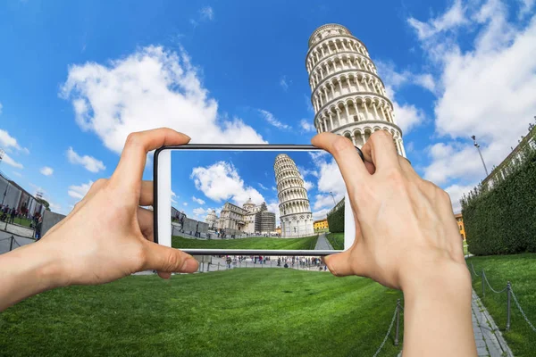 Pisa Cathedral mobil akıllı telefon üzerinde resimleri alarak kız