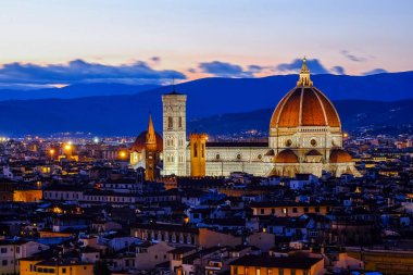 Gün batarken Duomo görünümü Floransa'da günbatımı Piazzale Michelangelo, Florence, İtalya