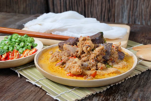 (カノムジーン)麺とチキンカレーの野菜を木の上に — ストック写真