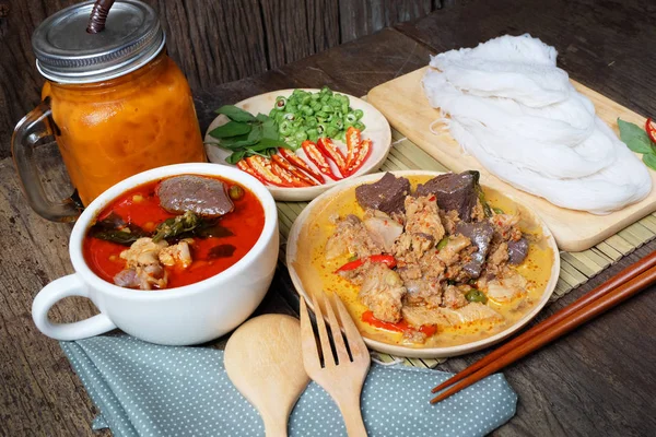 (Kanom jeen) Лапша и куриное карри с овощами на деревянном фоне — стоковое фото