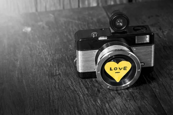 Gamla retro kamera med hjärta älskar på trä bakgrund — Stockfoto