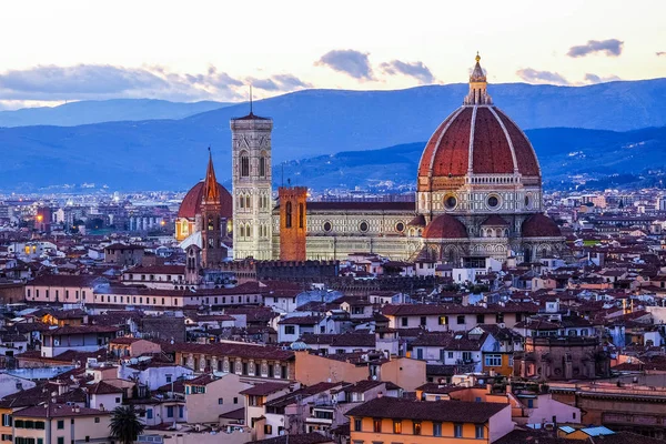 Gün batarken Duomo görünümü Floransa'da günbatımı Piazzale Michelangelo, Florence, İtalya