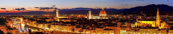 Puesta de sol en el Duomo Panorama Vista de Florencia después de la puesta de sol desde Piazzale Michelangelo, Florencia, Ital — Foto de Stock